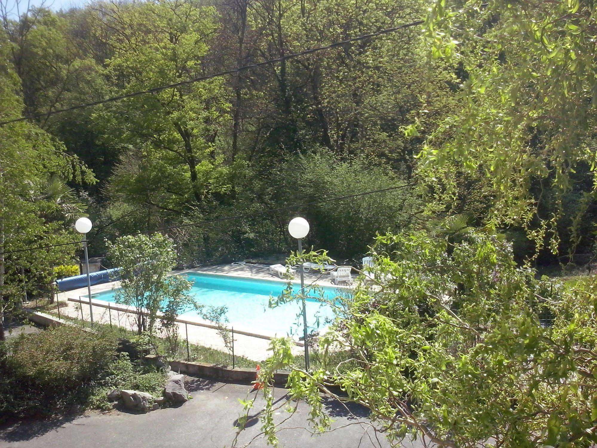 Hotellerie De La Cascade Saint-Genis-les-Ollières Esterno foto